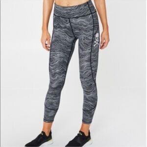Lululemon Women’s  In Movement Tight 25" Grey Black Dot Wave Skull Bones Size 4